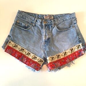 London Jean Shorts Appliqué Patches Women’s 10, Boho Hippie, Button Fly Raw Hem
